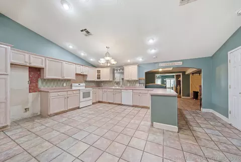 Kitchen - 61050 E 340 Rd, Grove, OK 74344 photo 1 of 3