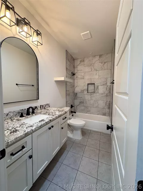 Bath - 1007 E Young Pl, Tulsa, OK 74106 photo 3 of 4