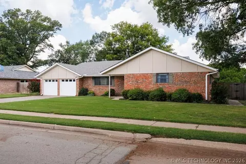 4700 Clearview Dr, Bartlesville, OK 74006