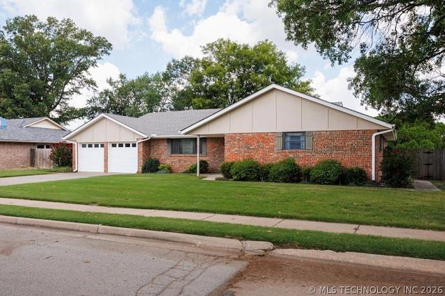4700 Clearview Dr, Bartlesville, OK 74006