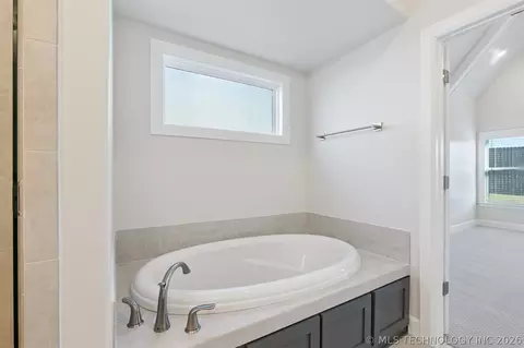 Bath - 754 E 149th St S, Glenpool, OK 74033 photo 4 of 8