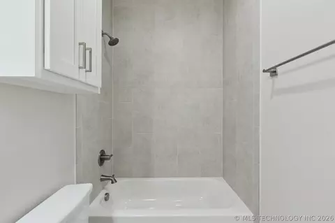 Bath - 754 E 149th St S, Glenpool, OK 74033 photo 6 of 8