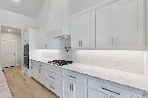 Kitchen - 754 E 149th St S, Glenpool, OK 74033 photo 3 of 3