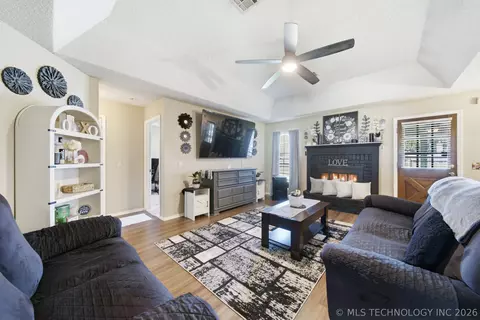 Living - 8809 E 95th St, Tulsa, OK 74133 photo 2 of 3