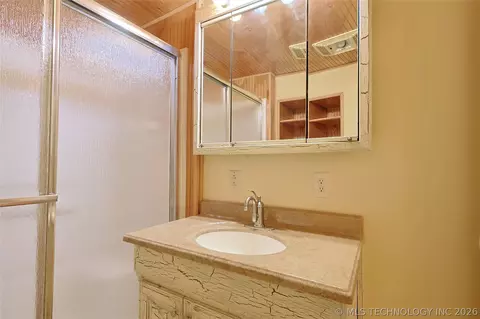 Bath - 417082 Mockingbird Ln, Eufaula, OK 74432 photo 2 of 2