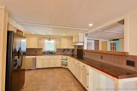 Kitchen - 417082 Mockingbird Ln, Eufaula, OK 74432 photo 2 of 5