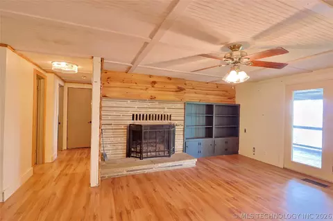 Living - 417082 Mockingbird Ln, Eufaula, OK 74432 photo 6 of 7