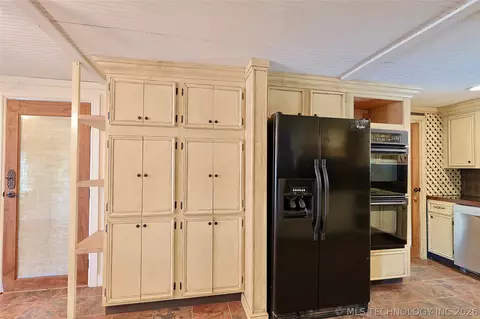 Kitchen - 417082 Mockingbird Ln, Eufaula, OK 74432 photo 4 of 5
