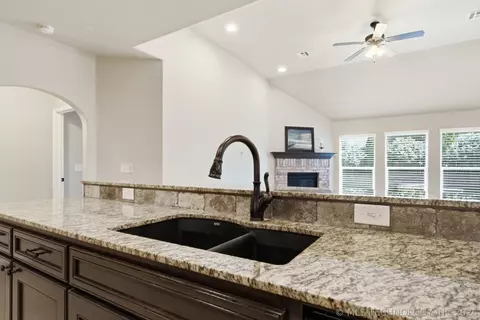 Kitchen - 2016 E 132nd Pl S, Bixby, OK 74008 photo 3 of 4