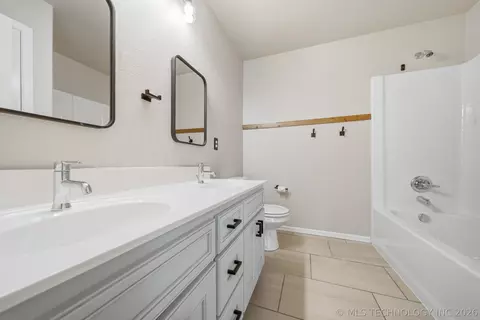 Bath - 2016 E 132nd Pl S, Bixby, OK 74008 photo 4 of 8