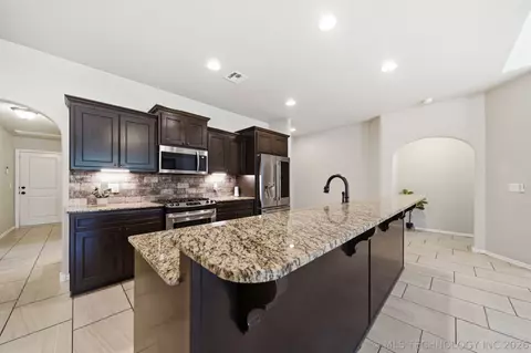Kitchen - 2016 E 132nd Pl S, Bixby, OK 74008 photo 2 of 4