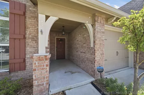 Exterior - 2016 E 132nd Pl S, Bixby, OK 74008 photo 3 of 7