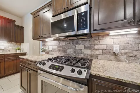 Kitchen - 2016 E 132nd Pl S, Bixby, OK 74008 photo 4 of 4