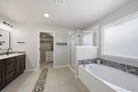 Bath - 2016 E 132nd Pl S, Bixby, OK 74008 photo 1 of 8