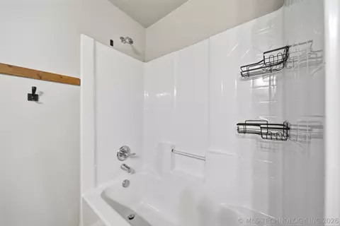 Bath - 2016 E 132nd Pl S, Bixby, OK 74008 photo 5 of 8