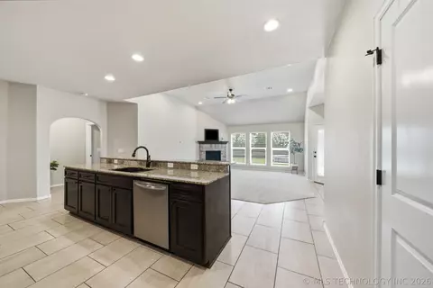 Entry Way - 2016 E 132nd Pl S, Bixby, OK 74008 photo 5 of 9