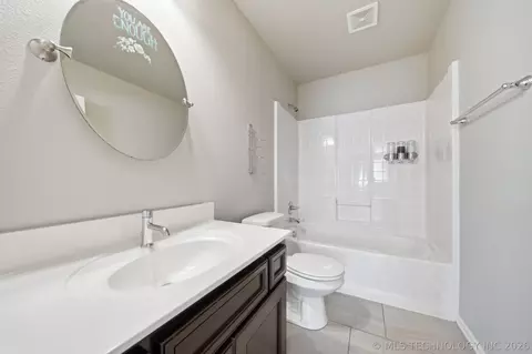 Bath - 2016 E 132nd Pl S, Bixby, OK 74008 photo 8 of 8