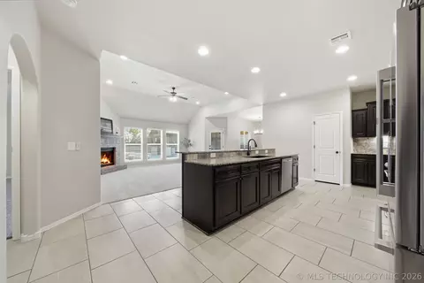 Entry Way - 2016 E 132nd Pl S, Bixby, OK 74008 photo 3 of 9
