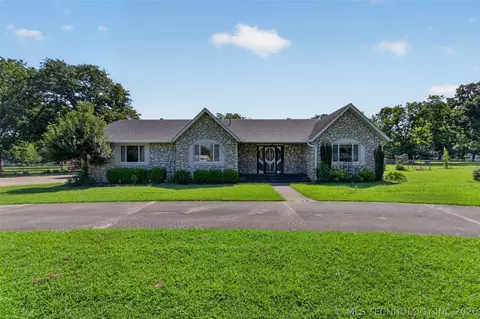 1102 N Delaware St, Chouteau, OK 74337