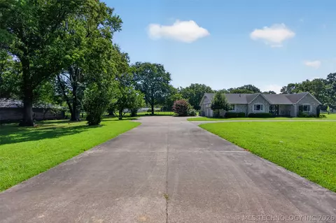 1102 N Delaware St, Chouteau, OK 74337