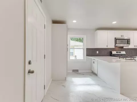 Entry Way - 4539 E 38th Pl, Tulsa, OK 74135 photo 1 of 2