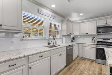 Kitchen - 103 Elm Ave, Eufaula, OK 74432 photo 4 of 6
