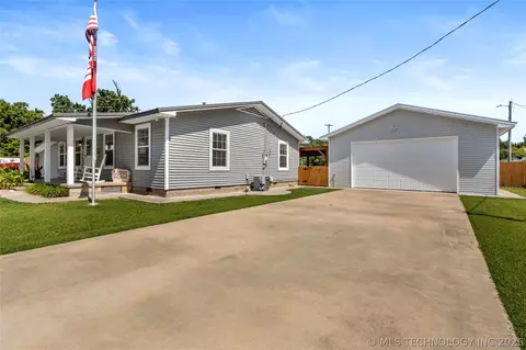 Exterior - 103 Elm Ave, Eufaula, OK 74432 photo 5 of 11