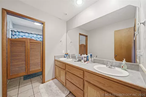 Bath - 401 E 500, Pryor, OK 74361 photo 1 of 1