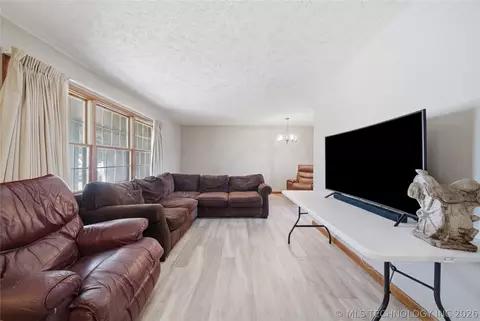 Living - 401 E 500, Pryor, OK 74361 photo 2 of 3
