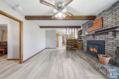Living - 401 E 500, Pryor, OK 74361 photo 1 of 3