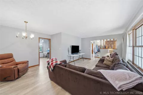 Living - 401 E 500, Pryor, OK 74361 photo 3 of 3
