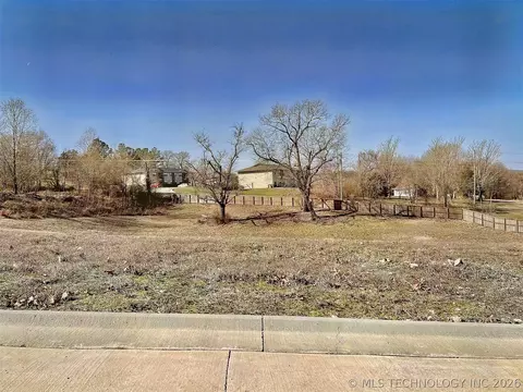 758 Harlan Dr, Tahlequah, OK 74464