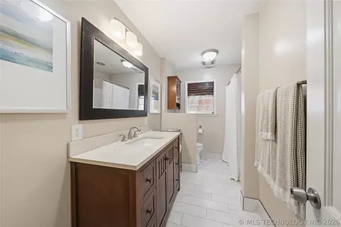 Bath - 6121 E 52nd Pl, Tulsa, OK 74135 photo 3 of 4