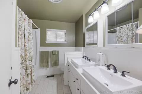 Bath - 5174 E 29th St, Tulsa, OK 74114 photo 1 of 2