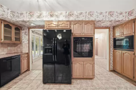 Kitchen - 4201 E 64th St, Tulsa, OK 74136 photo 3 of 5