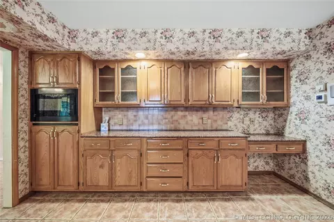 Kitchen - 4201 E 64th St, Tulsa, OK 74136 photo 5 of 5