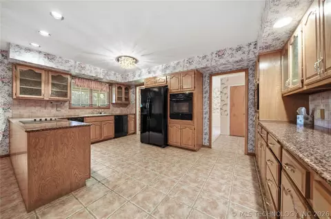 Kitchen - 4201 E 64th St, Tulsa, OK 74136 photo 4 of 5