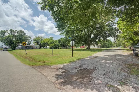 408 NW Main St, Checotah, OK 74426 photo 2