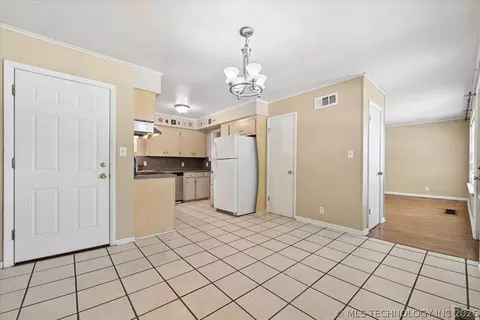 1609 E 55th Pl, Tulsa, OK 74105 photo 9