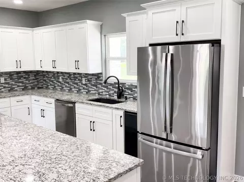 Kitchen - 1950 E 474 St, Pryor, OK 74361 photo 2 of 3