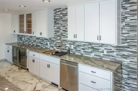 Kitchen - 6642 E 60th Pl, Tulsa, OK 74145 photo 7 of 10