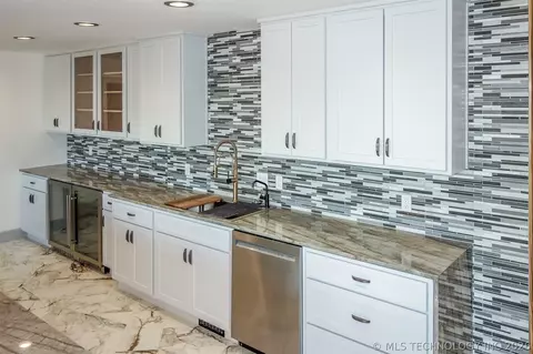 Kitchen - 6642 E 60th Pl, Tulsa, OK 74145 photo 7 of 10