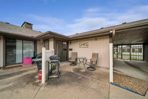 Exterior - 313 E Angus Avenue 1, Dewey, OK 74029 photo 3 of 5