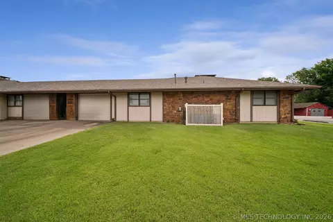 Exterior - 313 E Angus Avenue 1, Dewey, OK 74029 photo 5 of 5