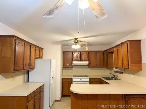 Kitchen - 118 Orbit, Sulphur, OK 73086 photo 2 of 2