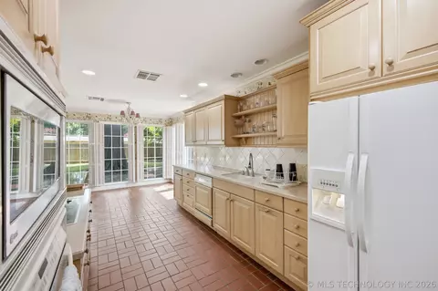 Kitchen - 1754 E 59th Pl, Tulsa, OK 74105 photo 3 of 4
