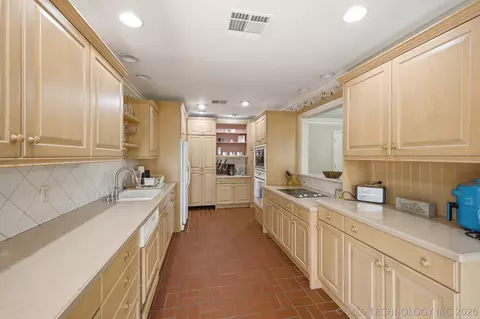 Kitchen - 1754 E 59th Pl, Tulsa, OK 74105 photo 1 of 4