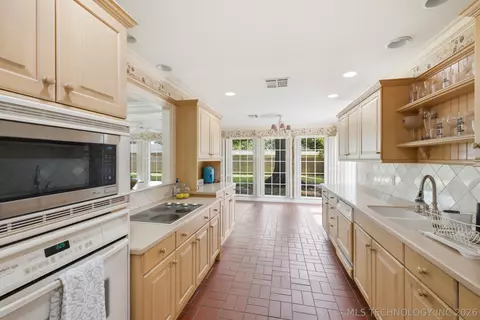 Kitchen - 1754 E 59th Pl, Tulsa, OK 74105 photo 2 of 4