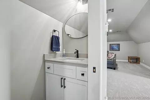 Bath - 5105 E 96th St N, Sperry, OK 74073 photo 7 of 8
