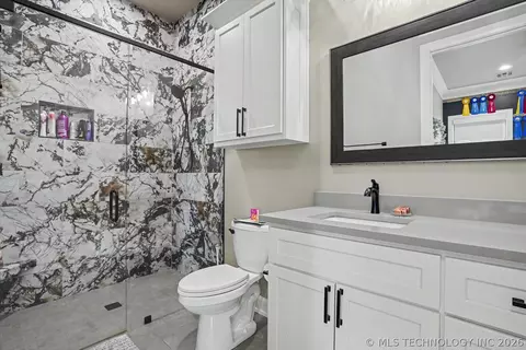Bath - 5105 E 96th St N, Sperry, OK 74073 photo 4 of 8